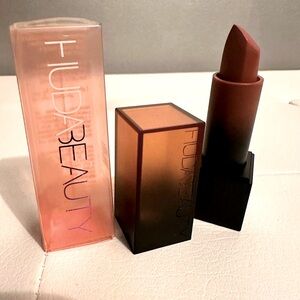 HUDA BEAUTY Power Bullet Cream Glow Lipstick in Sweet Cheeks